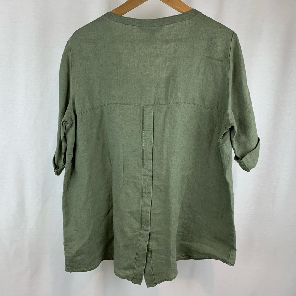 Ellen Tracy Roll Tab Short Sleeve Shirt with gold details, Size L - Picture 3 of 6